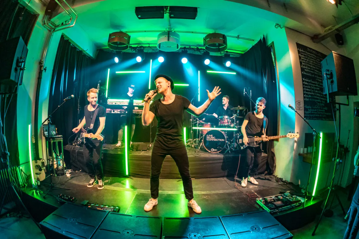 Attraktive Hochzeitsband mit Live-Musik für unvergessliche Feier.